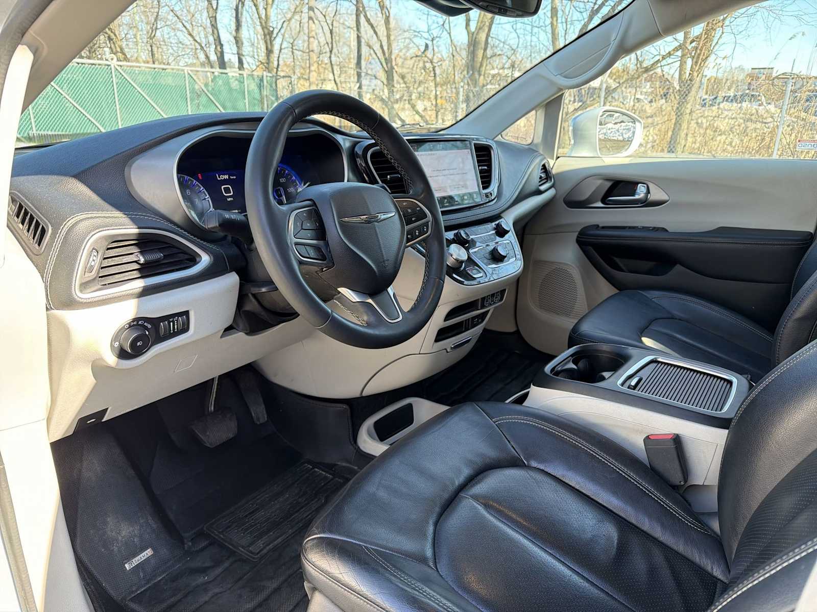 Thumbnail: 2022 Chrysler Pacifica - 10