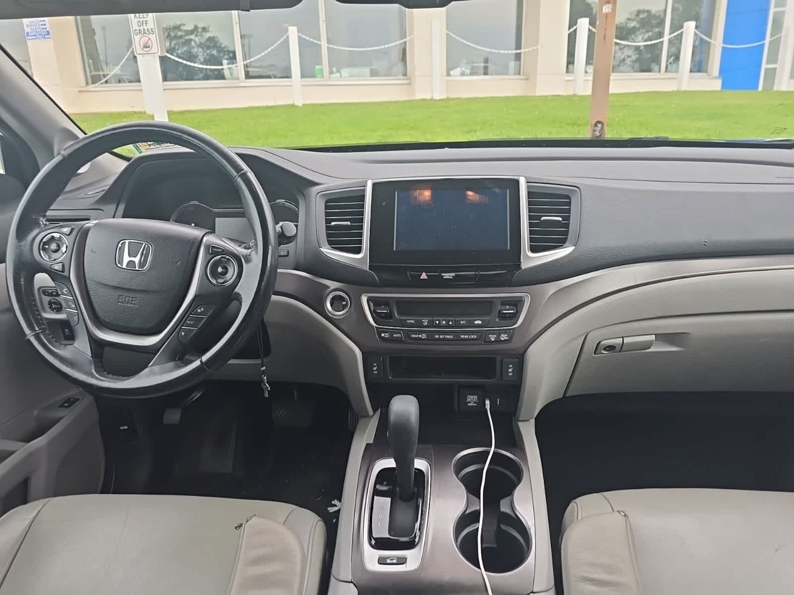 Thumbnail: 2017 Honda Pilot - 14