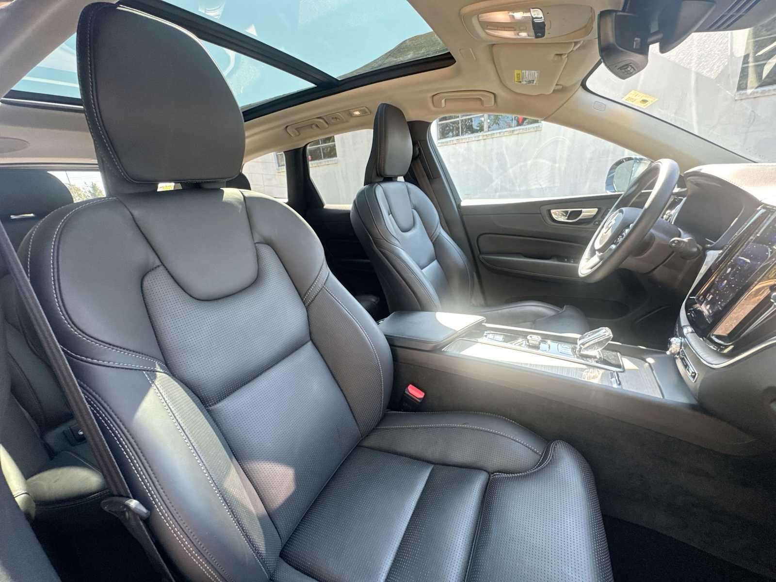 Thumbnail: 2022 Volvo XC60 - 17