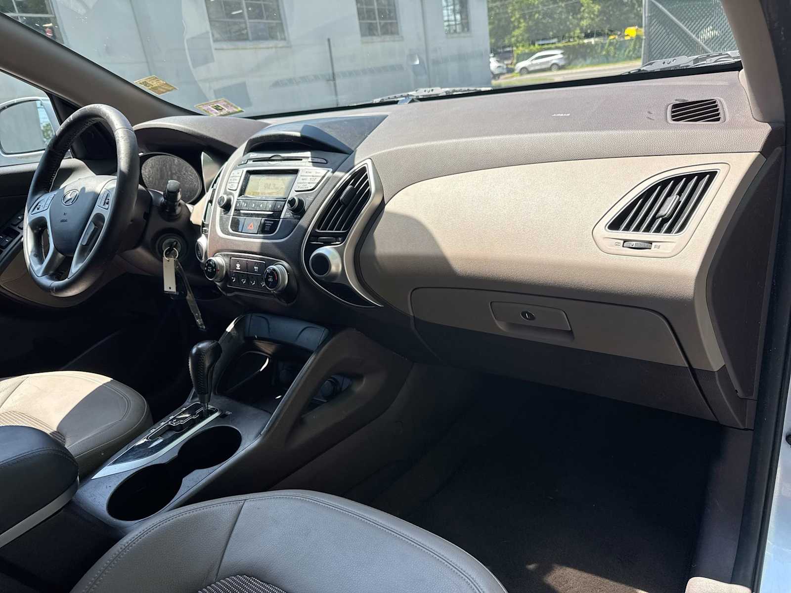 Thumbnail: 2011 Hyundai Tucson - 16