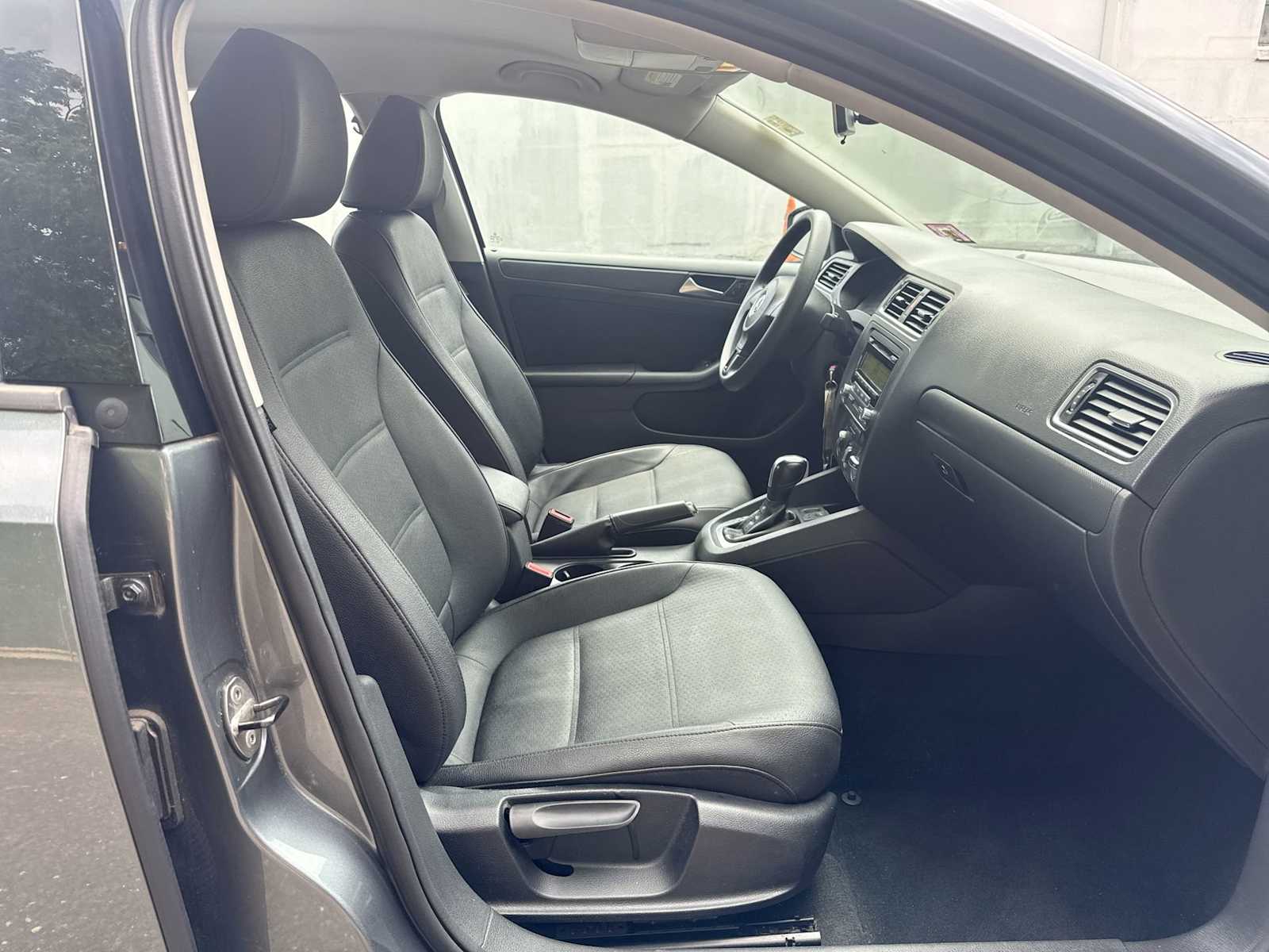 Thumbnail: 2011 Volkswagen Jetta - 15
