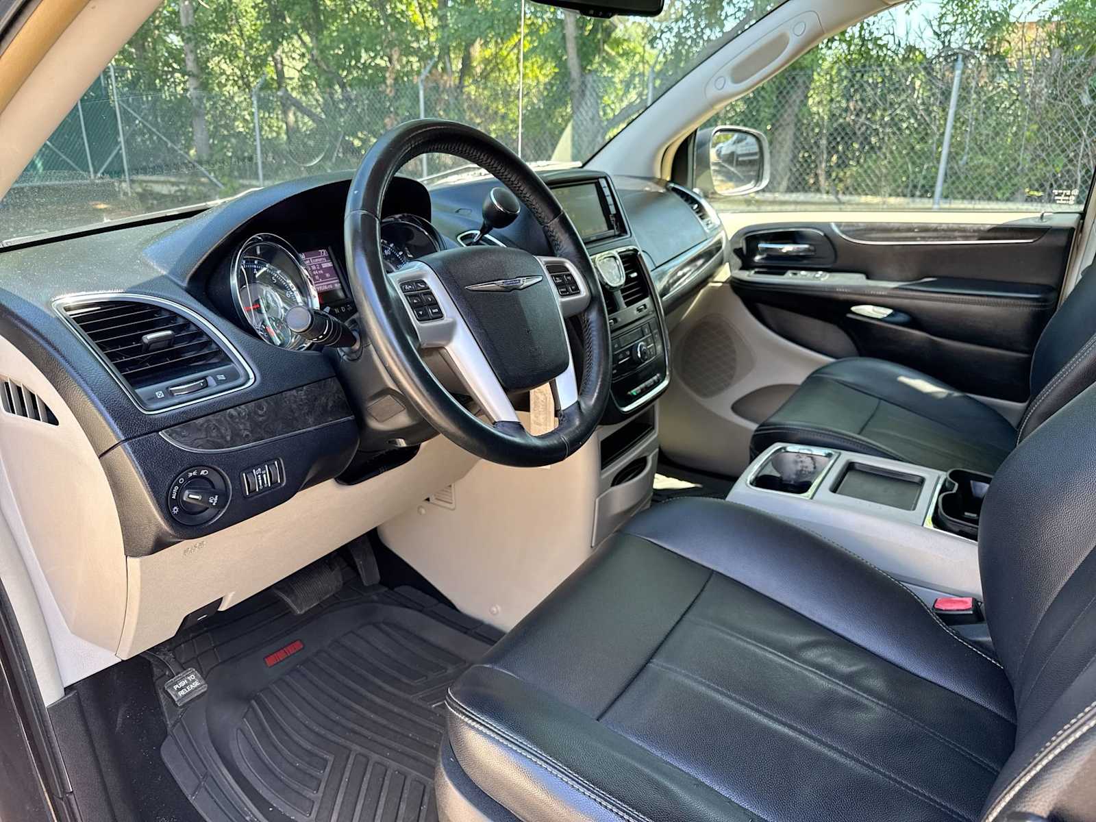 Thumbnail: 2014 Chrysler Town & Country - 10
