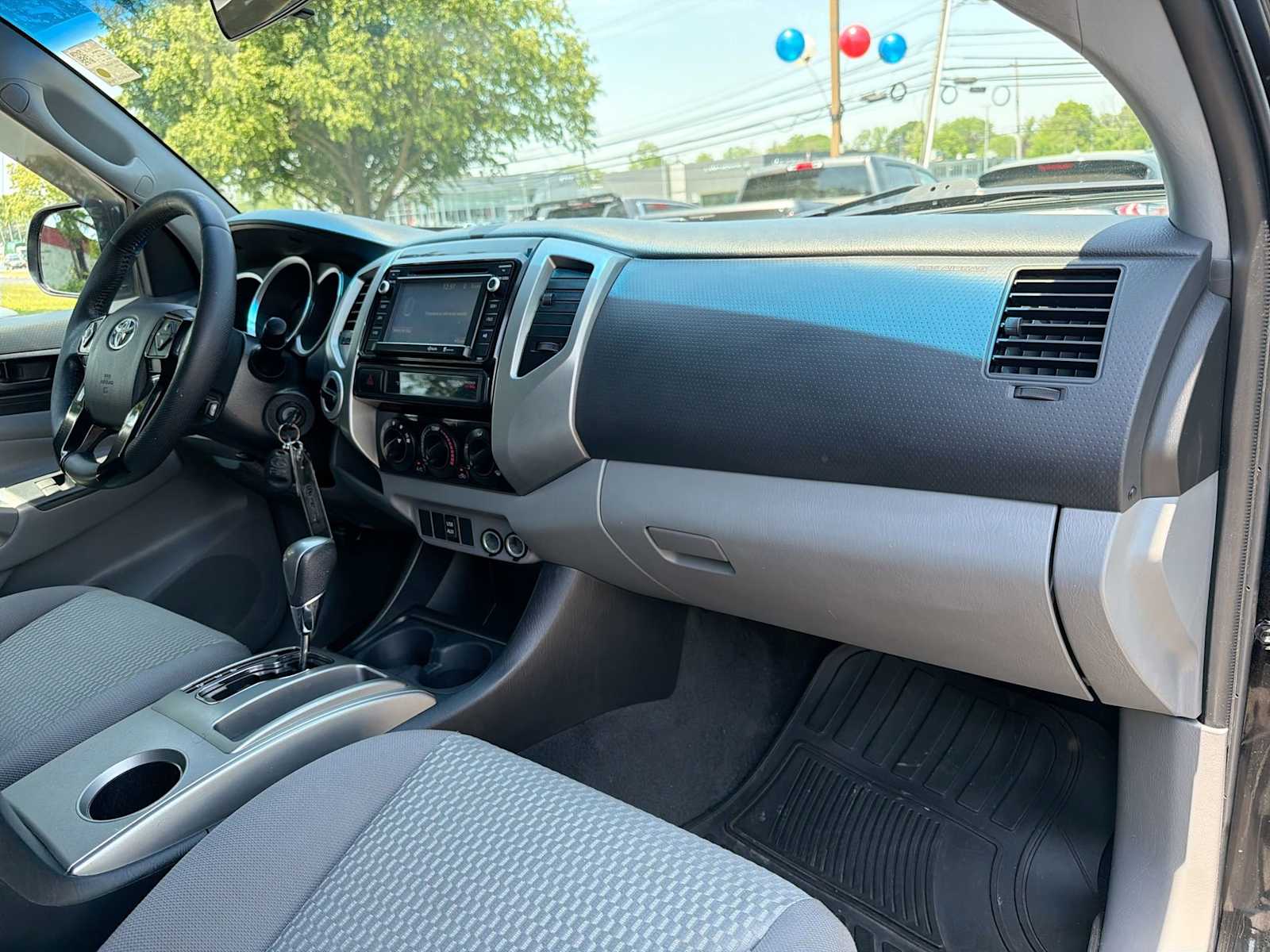 Thumbnail: 2015 Toyota Tacoma - 15
