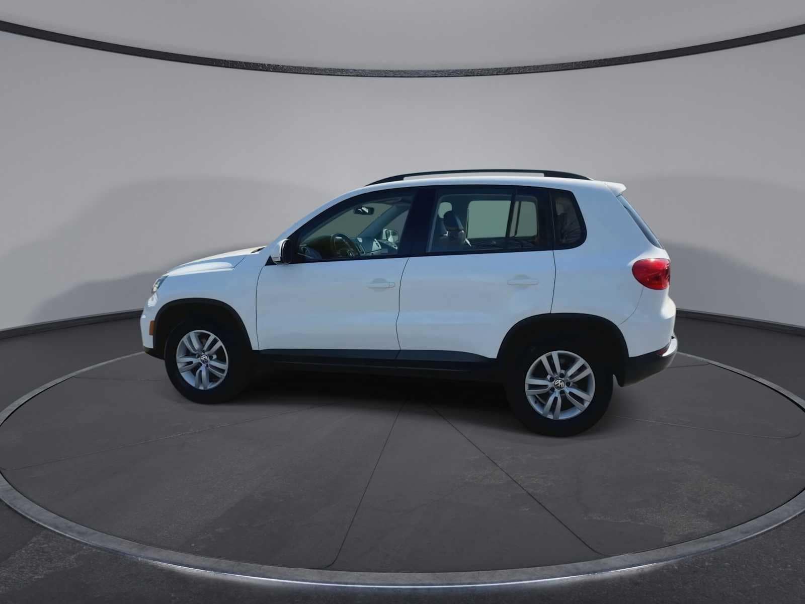 Thumbnail: 2016 Volkswagen Tiguan - 5