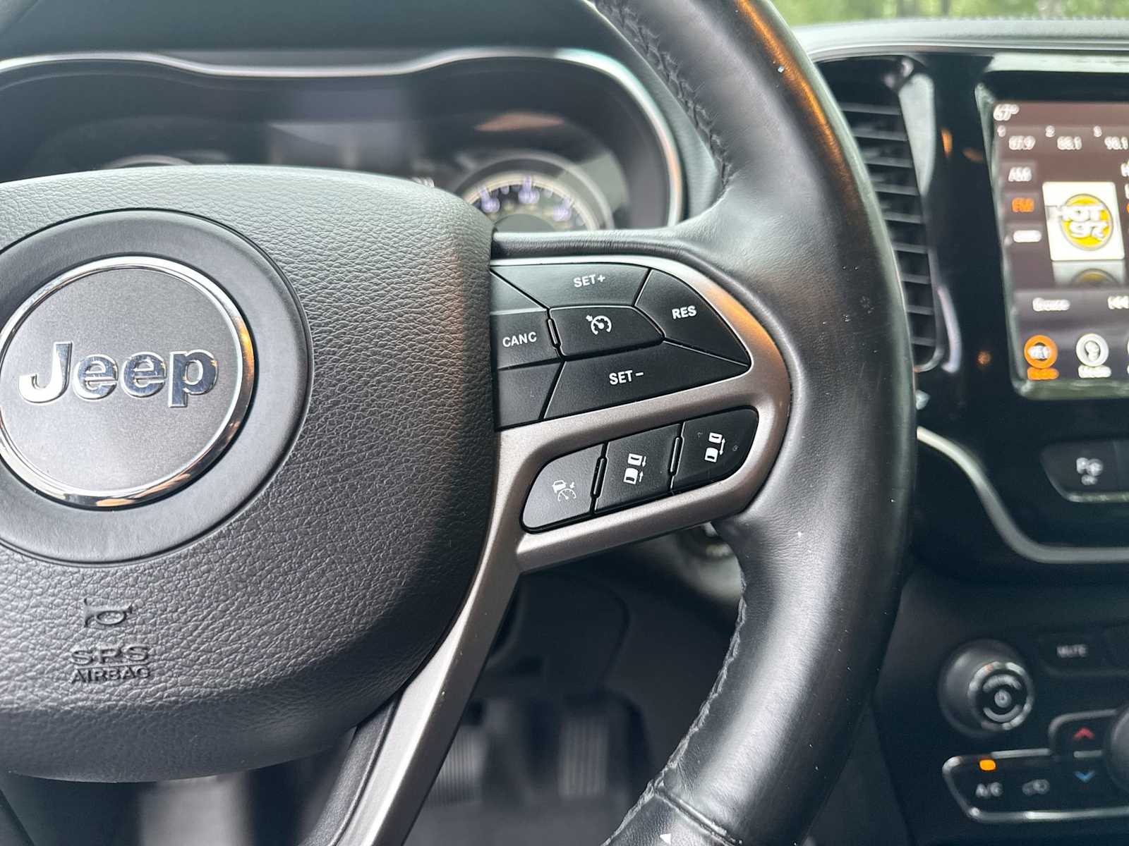 Thumbnail: 2019 Jeep Cherokee - 25