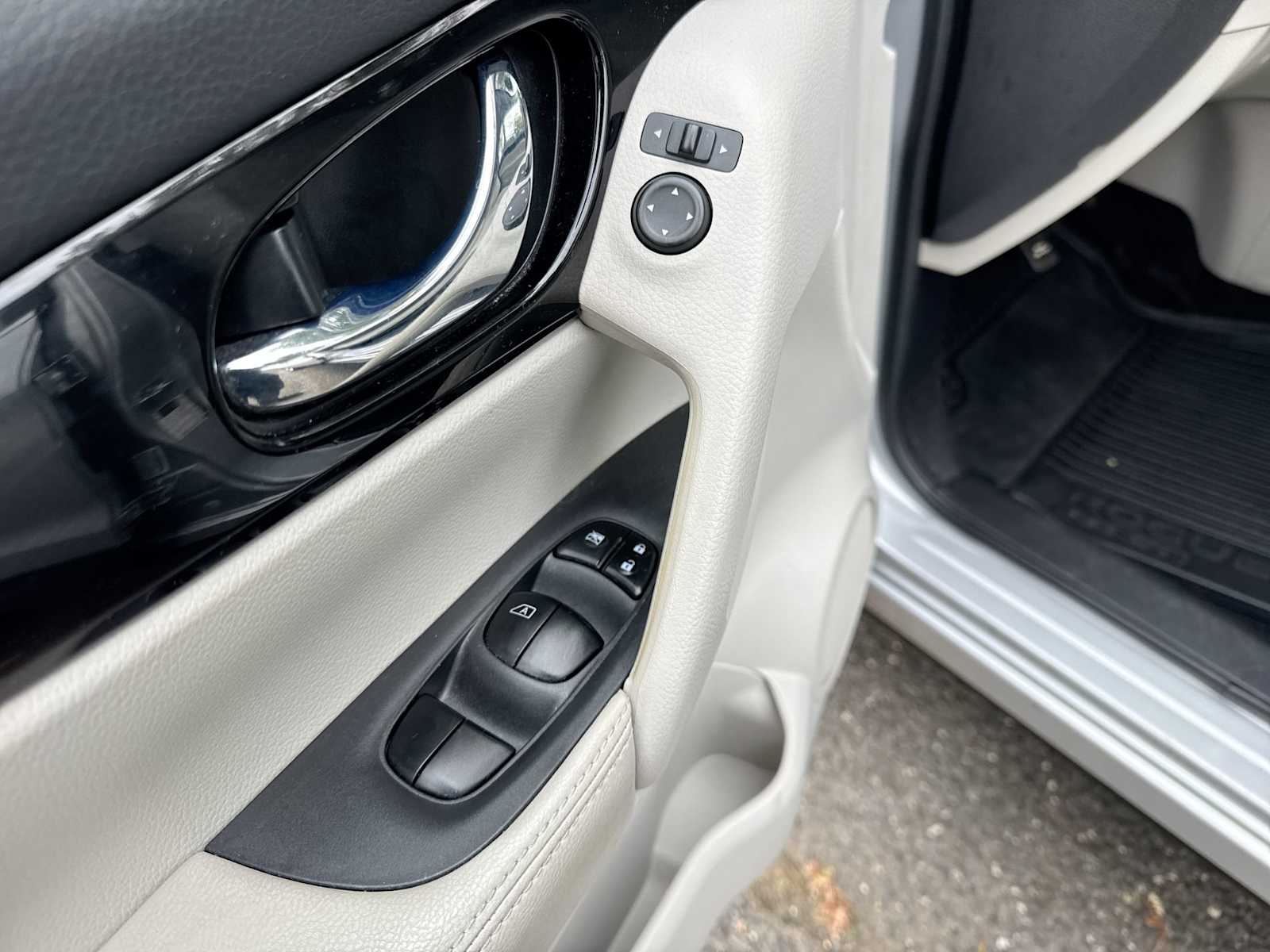 Thumbnail: 2018 Nissan Rogue Sport - 22