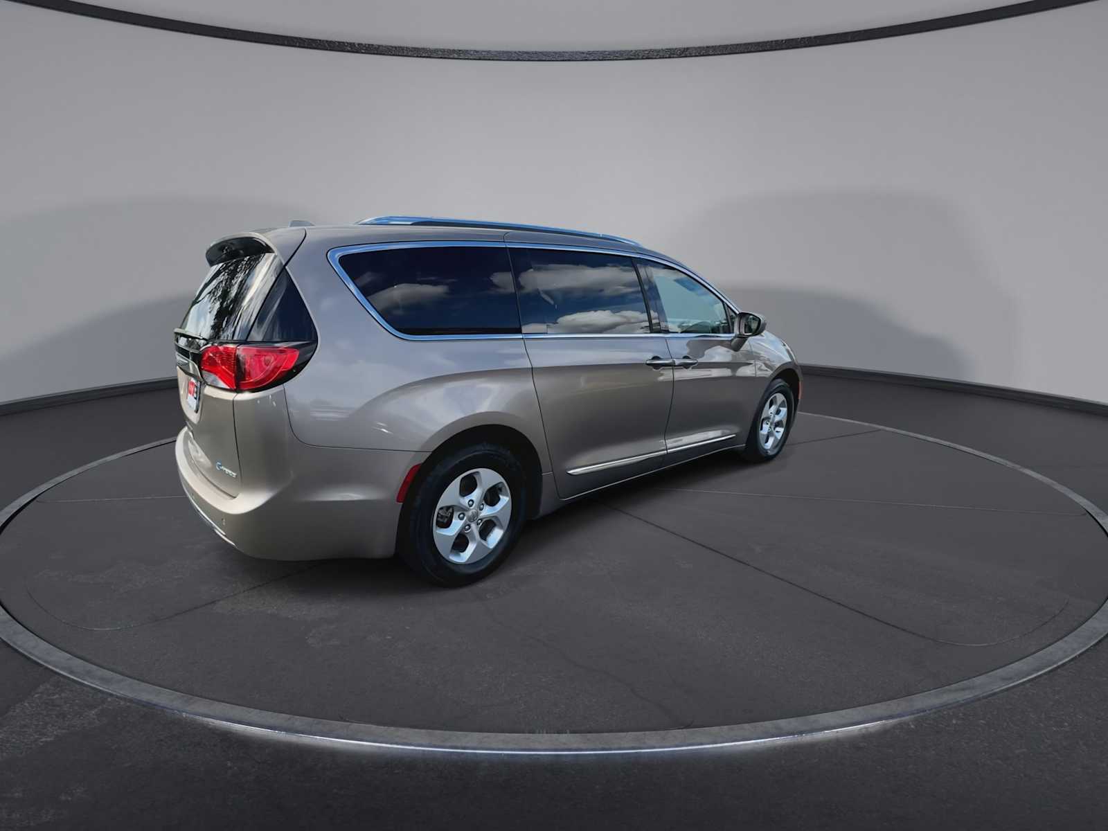 Thumbnail: 2018 Chrysler Pacifica - 8