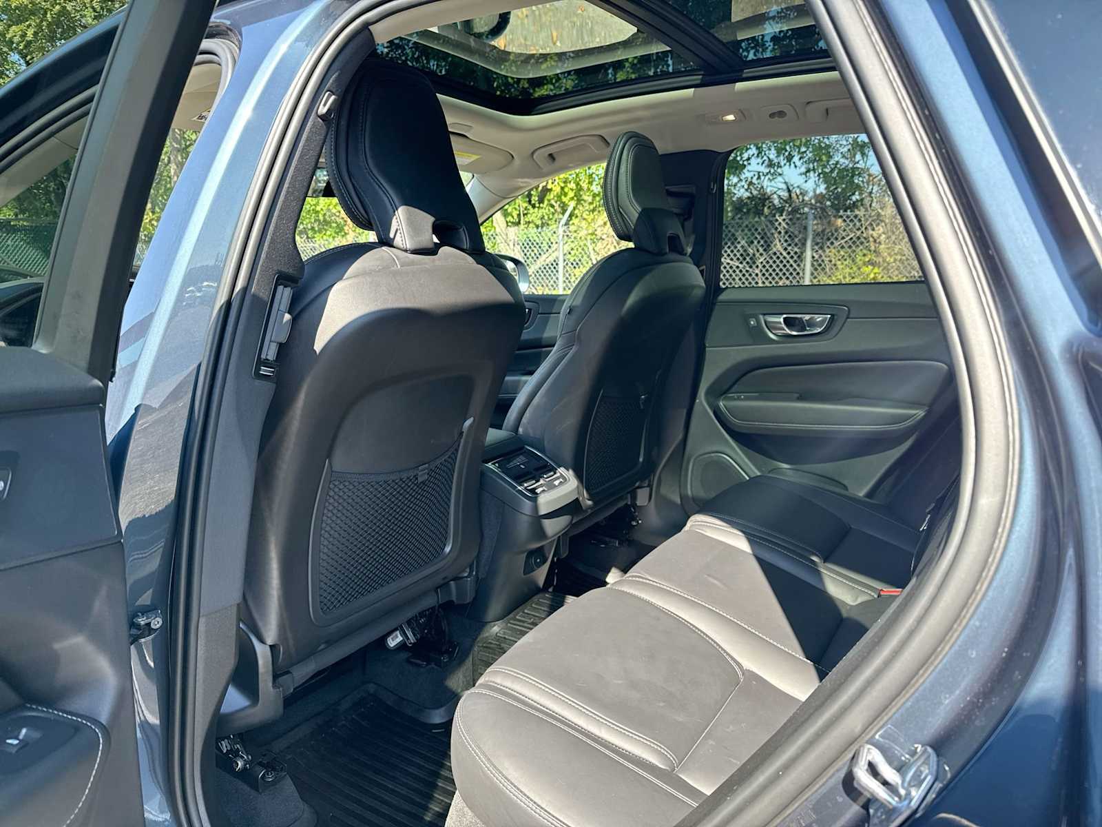 Thumbnail: 2022 Volvo XC60 - 12