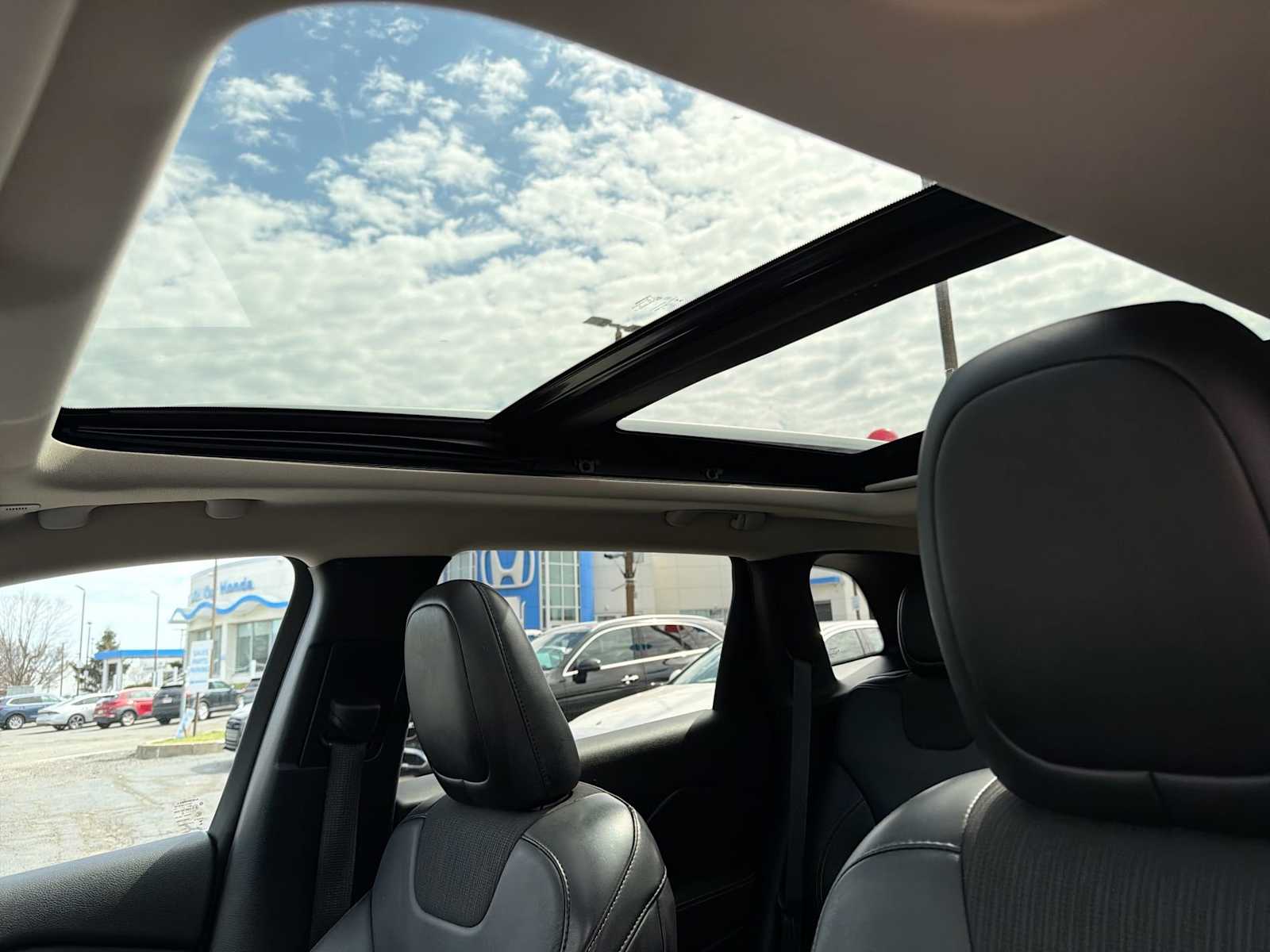 Thumbnail: 2018 Jeep Cherokee - 23