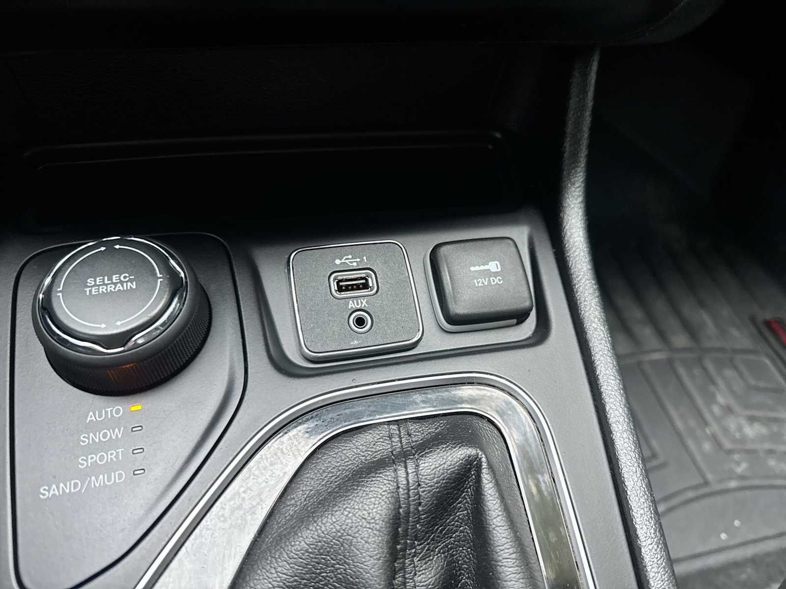Thumbnail: 2019 Jeep Cherokee - 29