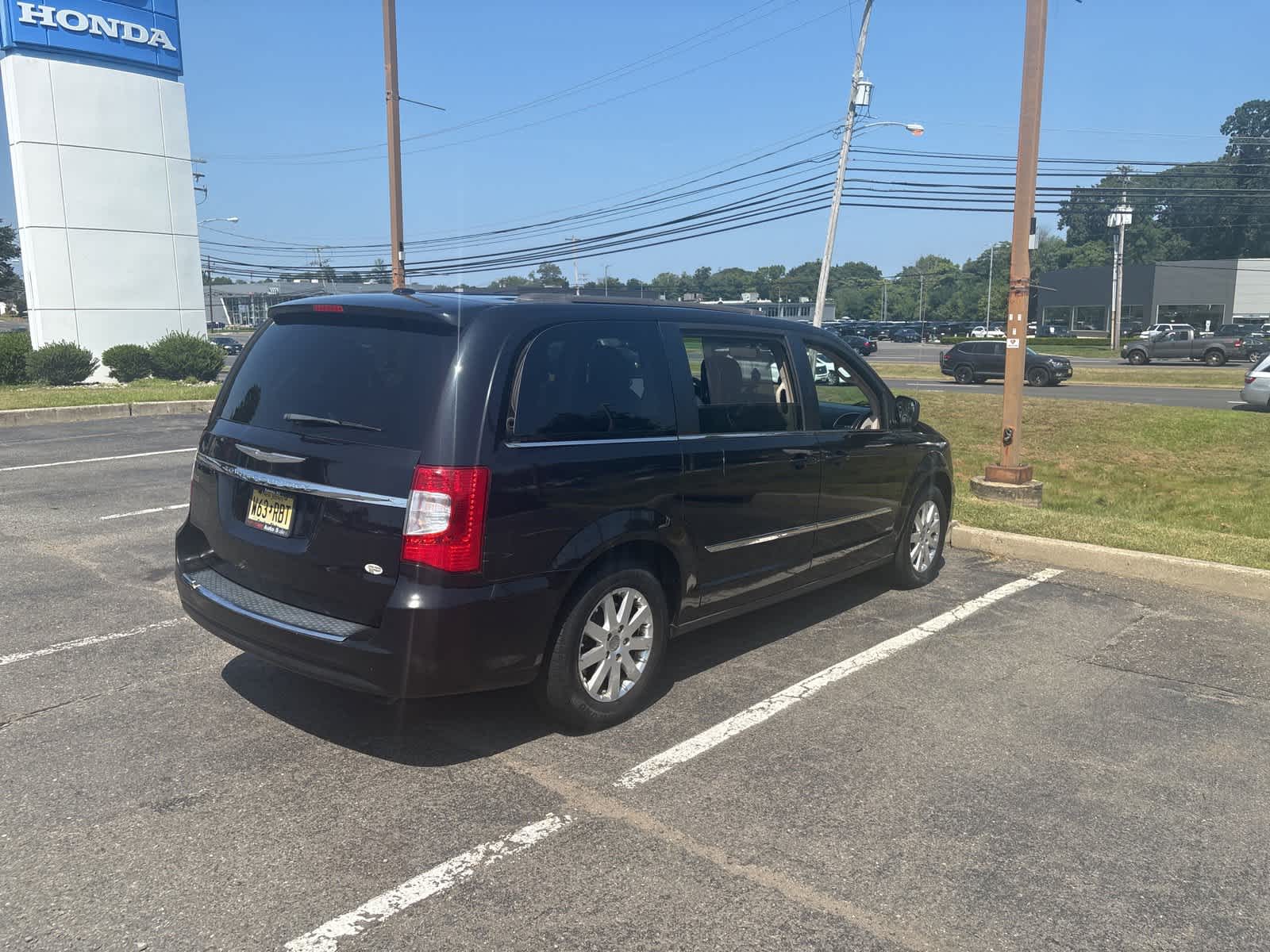 Thumbnail: 2014 Chrysler Town & Country - 3
