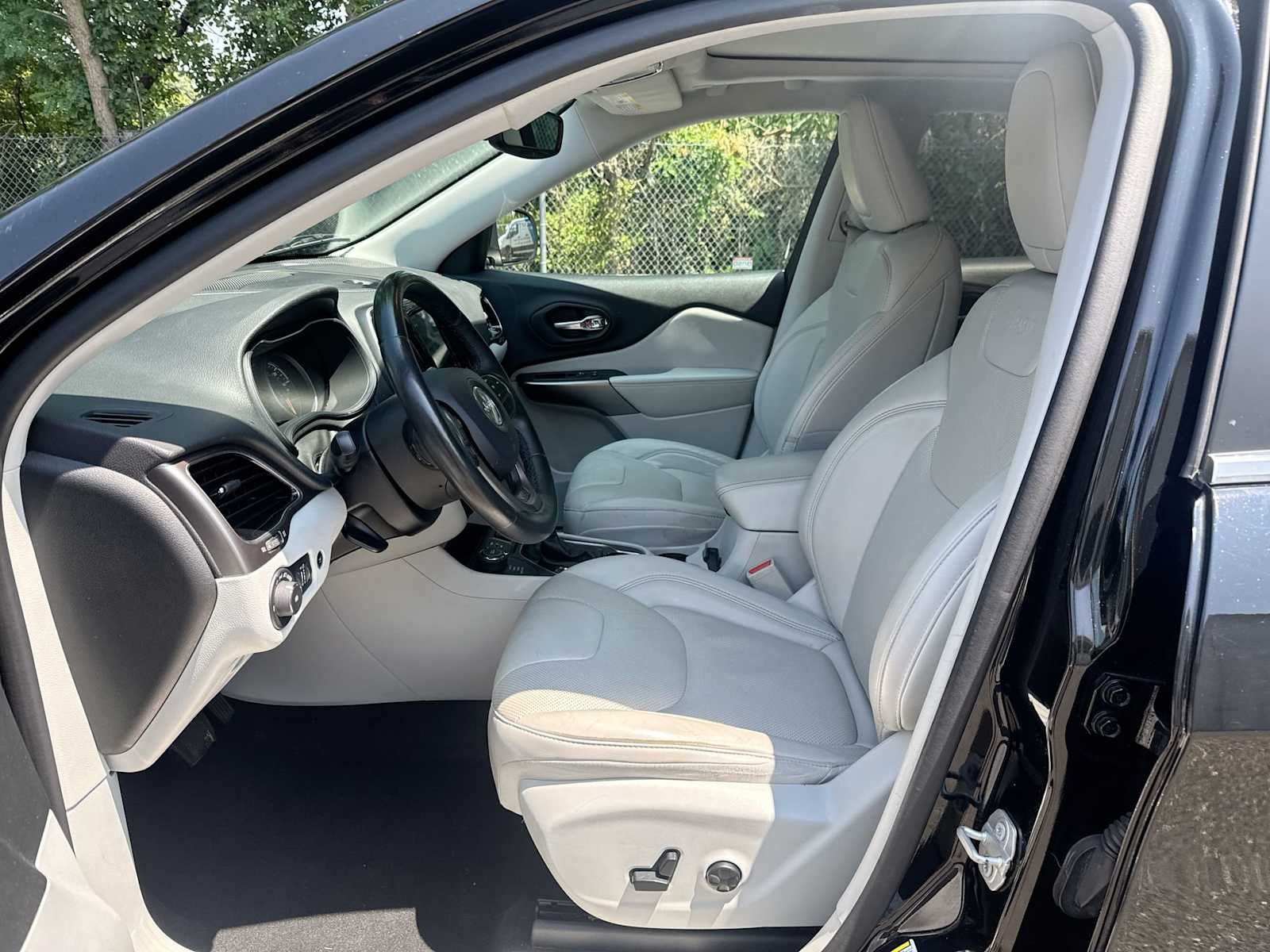 Thumbnail: 2020 Jeep Cherokee - 11