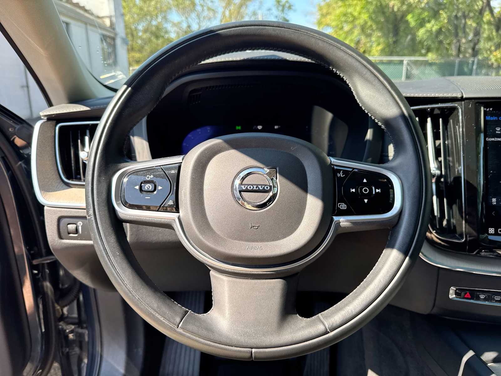 Thumbnail: 2022 Volvo XC60 - 24