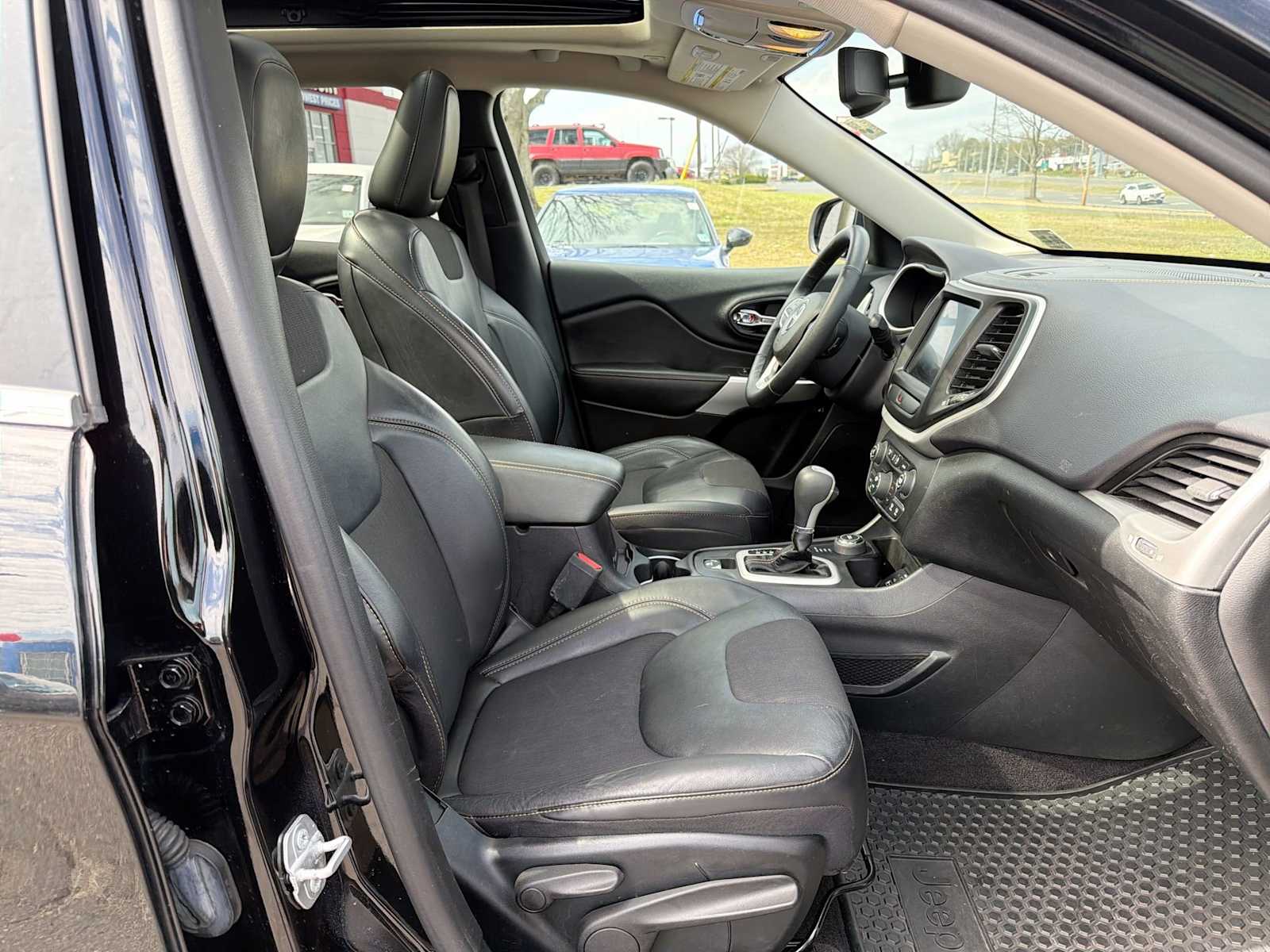 Thumbnail: 2018 Jeep Cherokee - 15