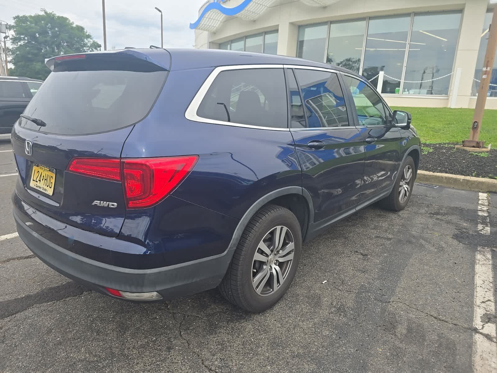 Thumbnail: 2017 Honda Pilot - 6