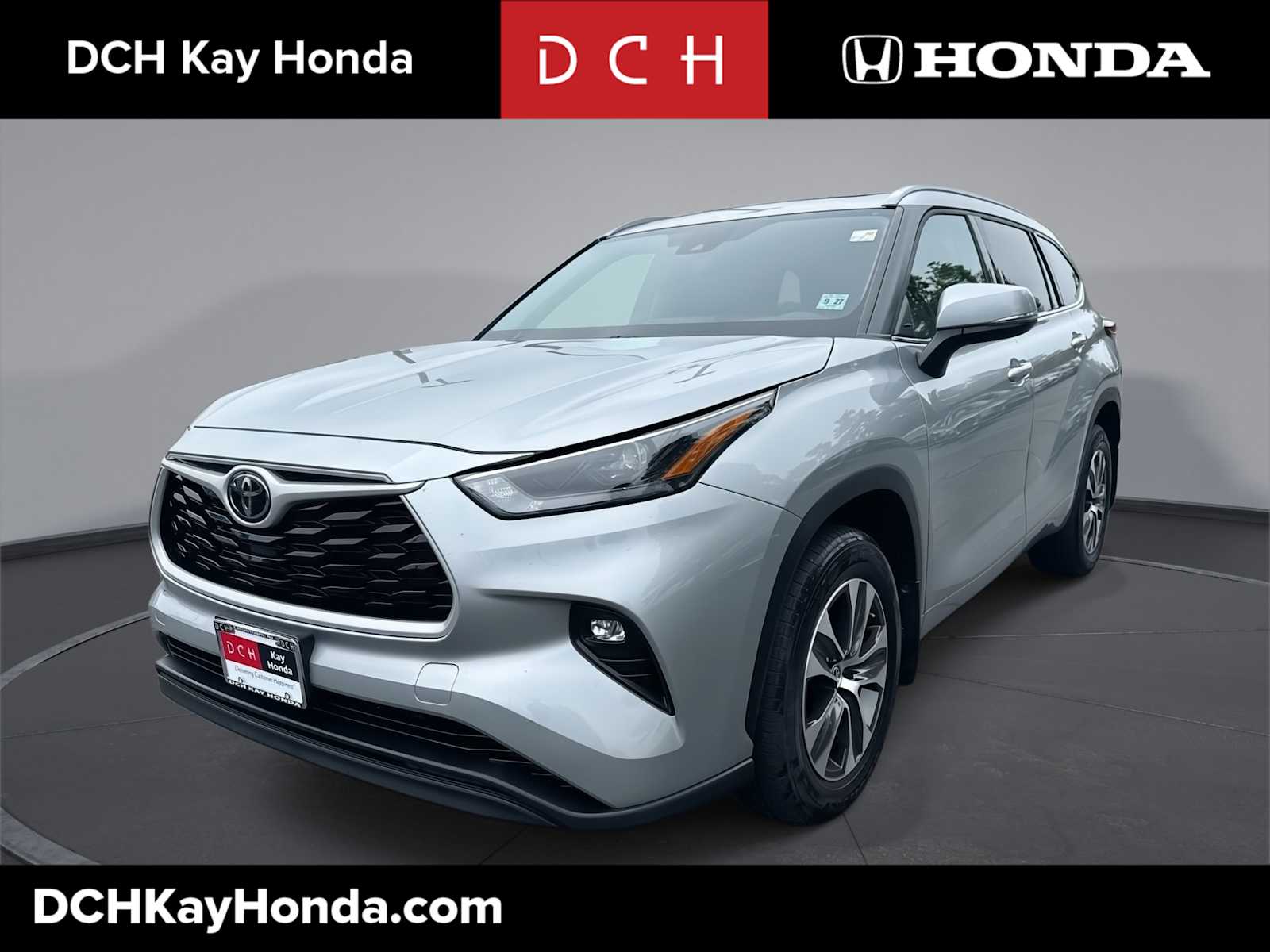 2022 Toyota Highlander XLE Hero Image