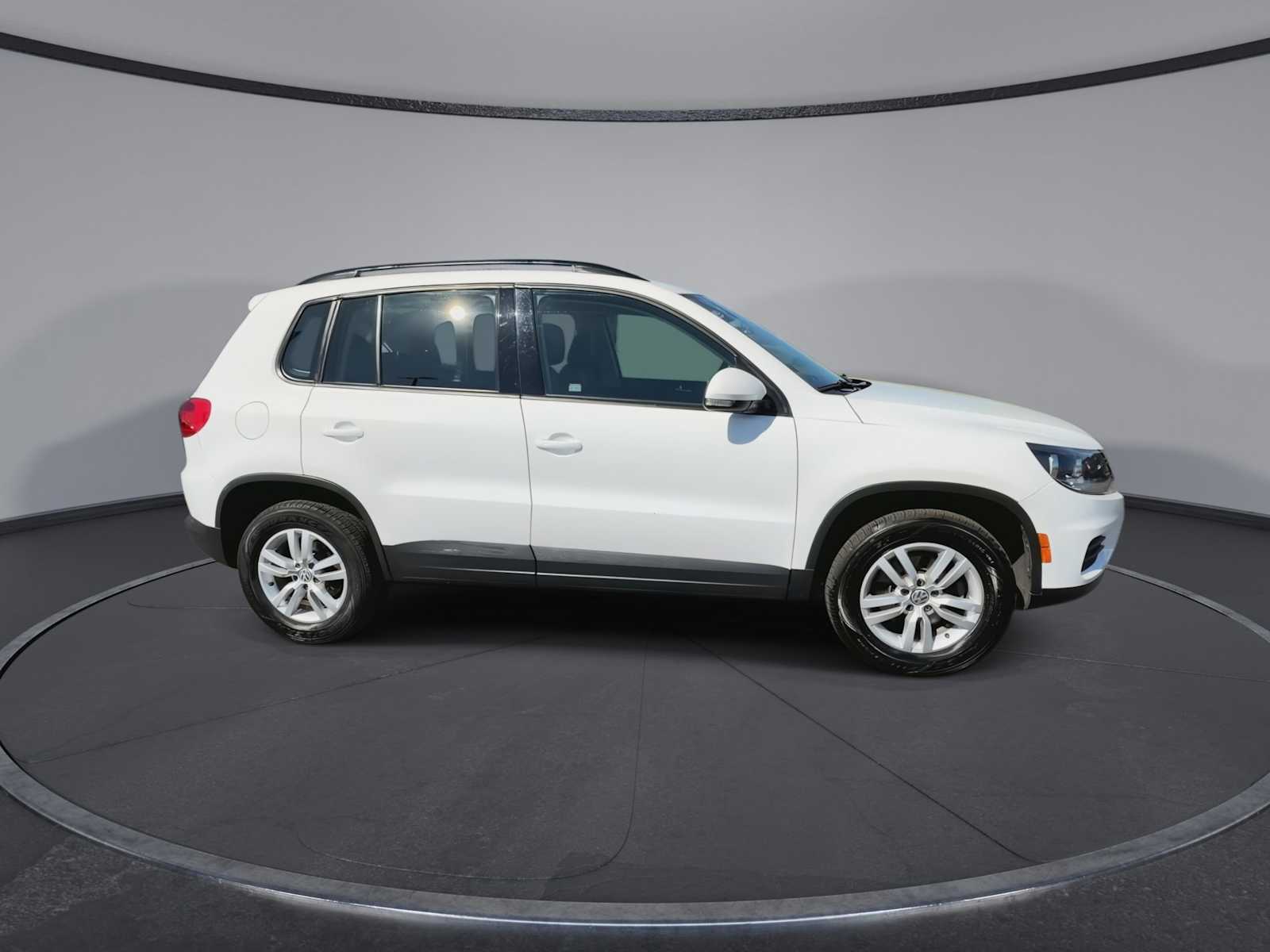 Thumbnail: 2016 Volkswagen Tiguan - 9