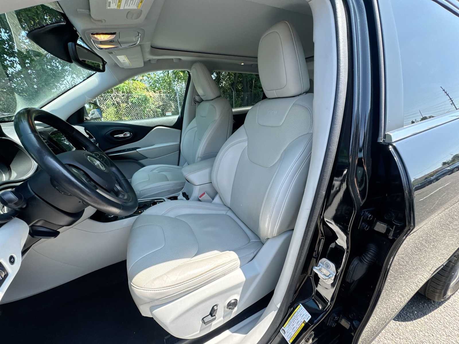 Thumbnail: 2020 Jeep Cherokee - 21