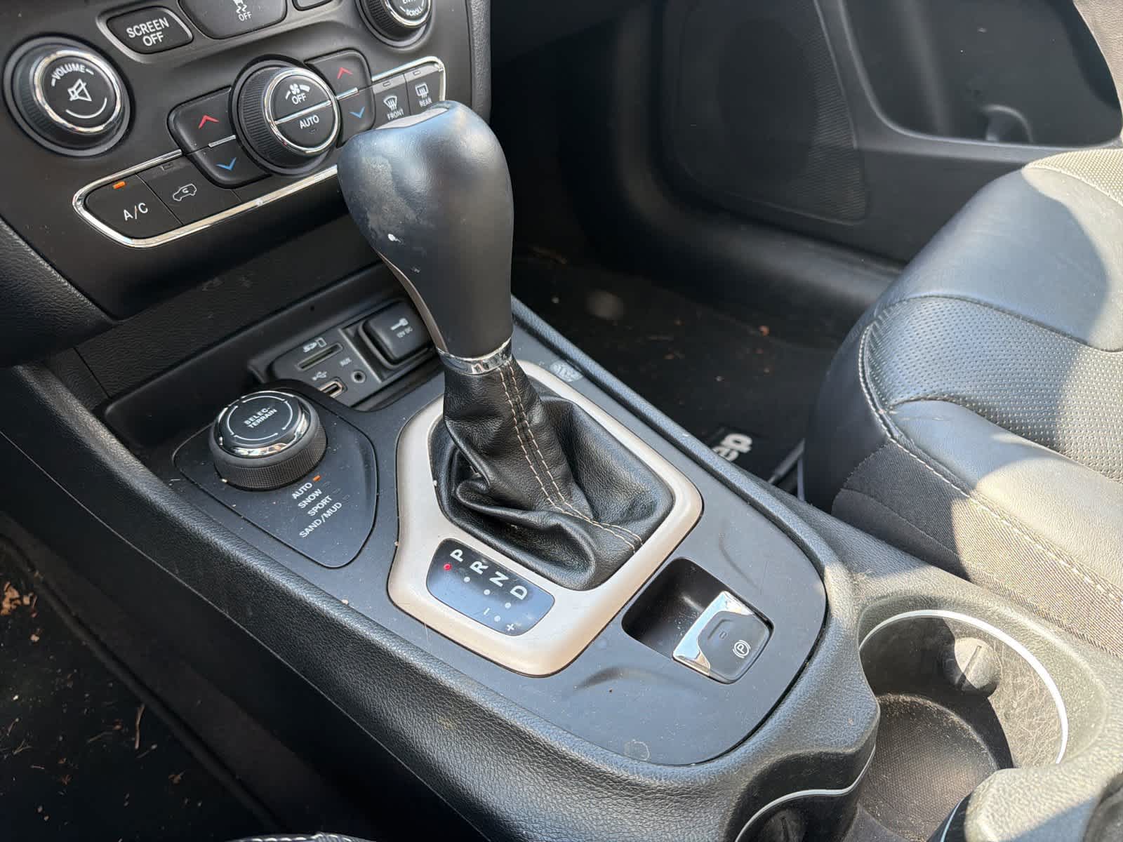 Thumbnail: 2015 Jeep Cherokee - 17