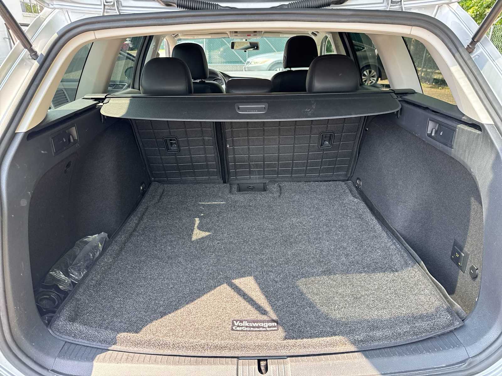 Thumbnail: 2015 Volkswagen e-Golf - 31