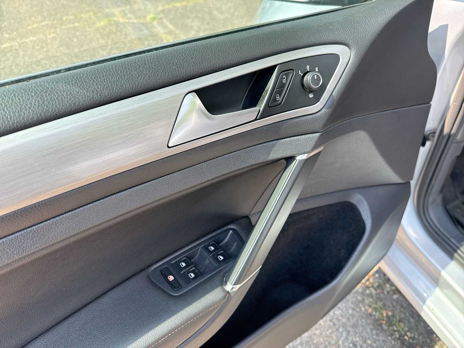 Thumbnail: 2015 Volkswagen e-Golf - 22