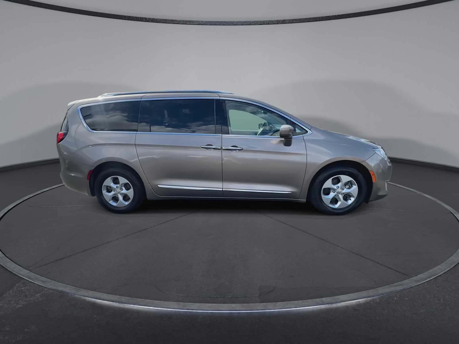 Thumbnail: 2018 Chrysler Pacifica - 9
