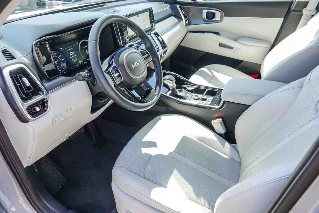 Thumbnail: 2023 Kia Sorento - 16