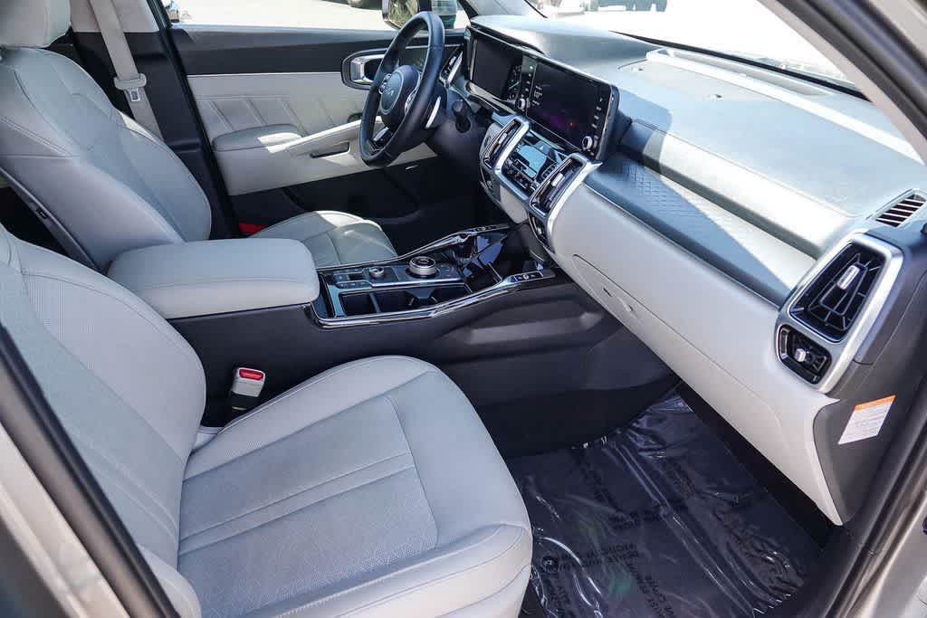 Thumbnail: 2023 Kia Sorento - 15