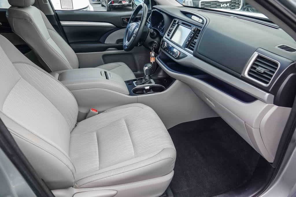 Thumbnail: 2017 Toyota Highlander - 15