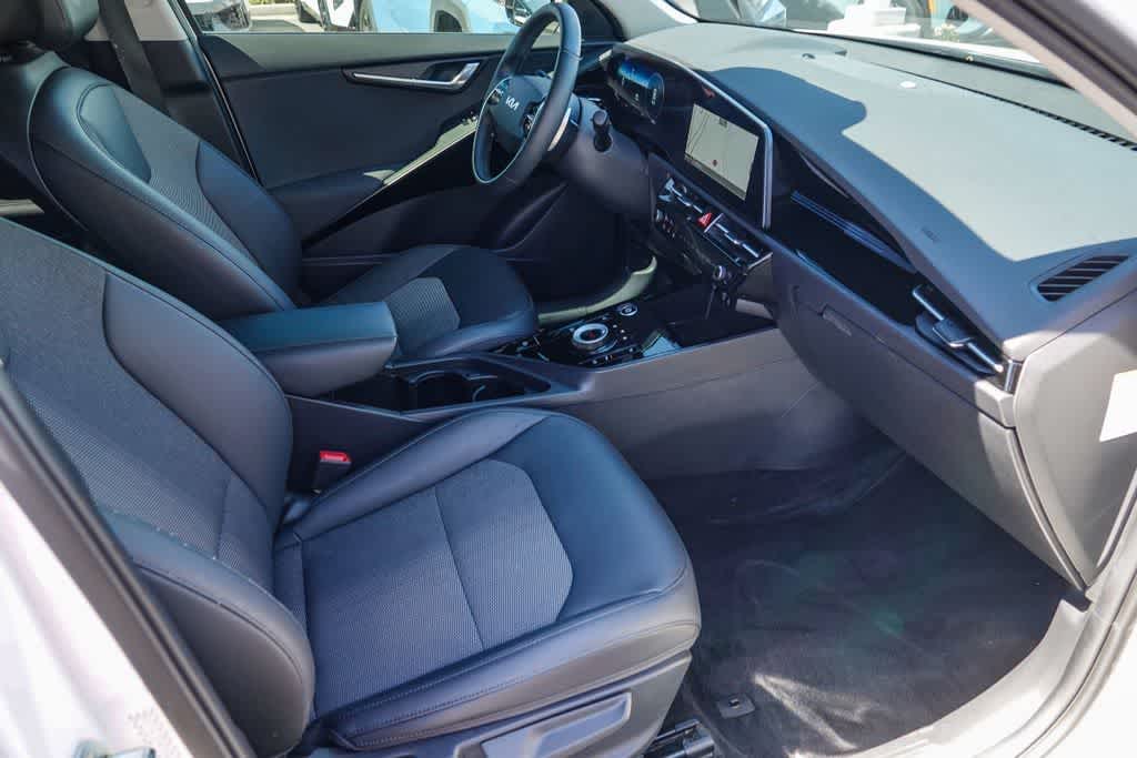 Thumbnail: 2023 Kia Niro - 15