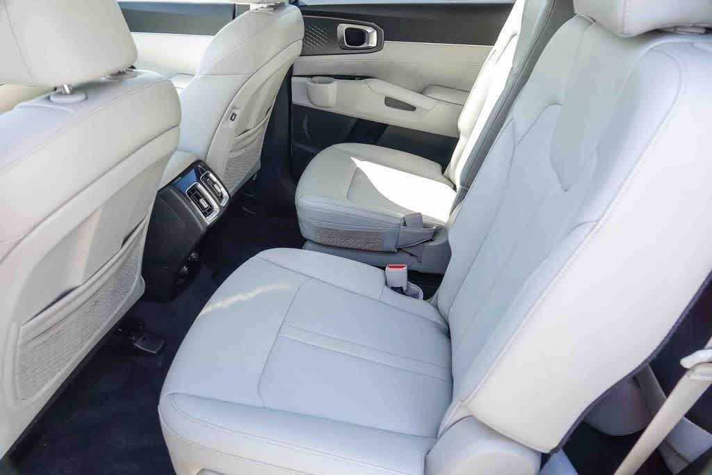 Thumbnail: 2023 Kia Sorento - 17