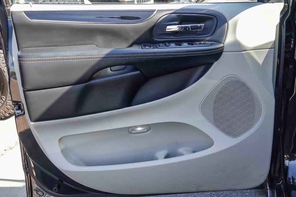Thumbnail: 2019 Dodge Grand Caravan - 15
