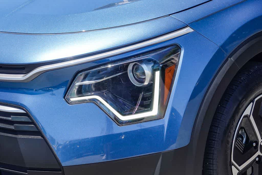 Thumbnail: 2023 Kia Niro - 8