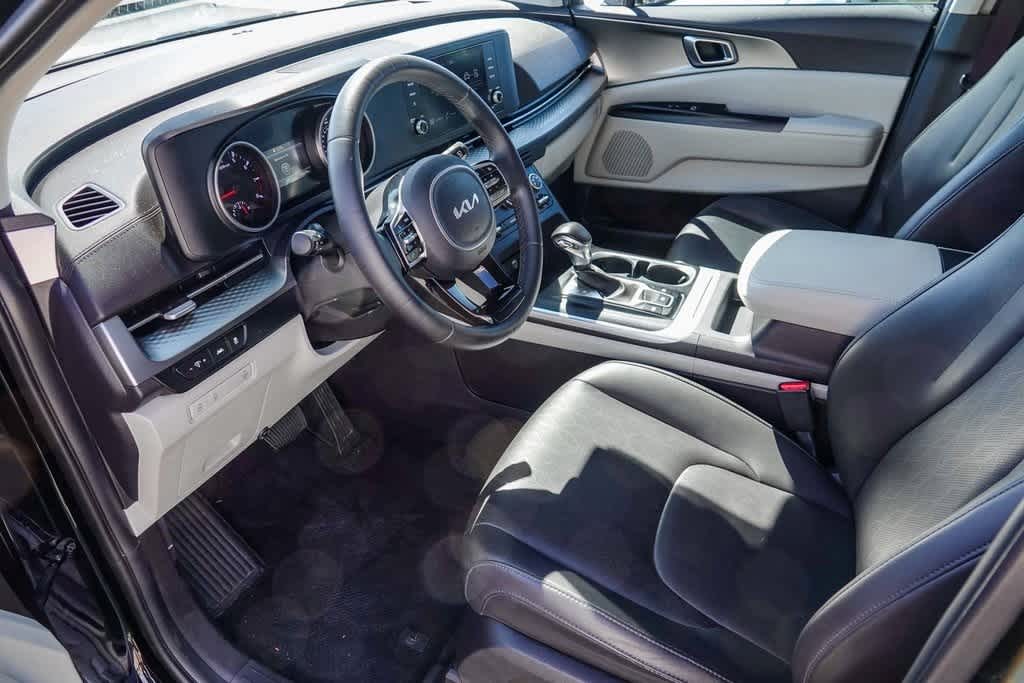 Thumbnail: 2022 Kia Carnival - 16