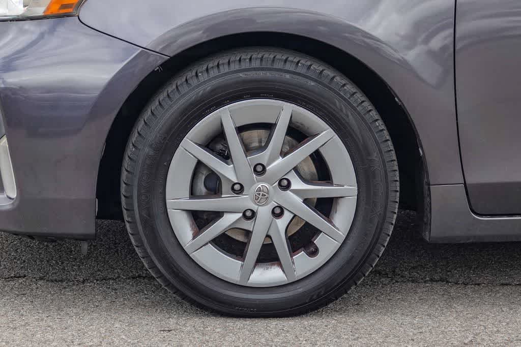 Thumbnail: 2015 Toyota Prius v - 10