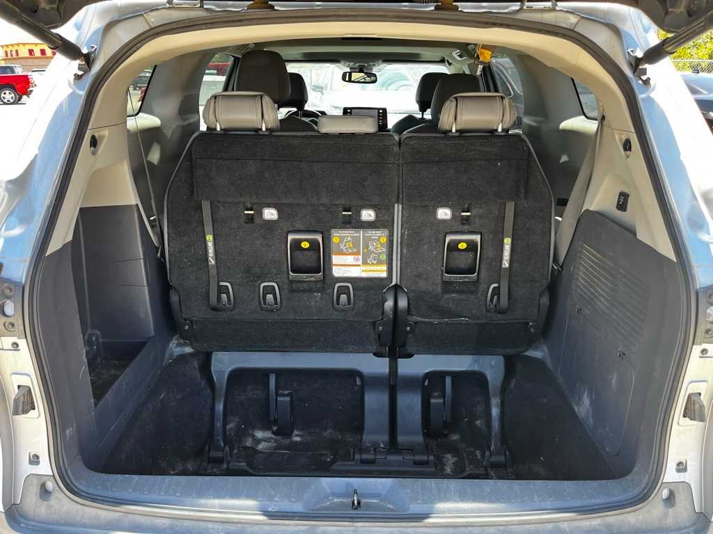 Thumbnail: 2022 Toyota Sienna - 11