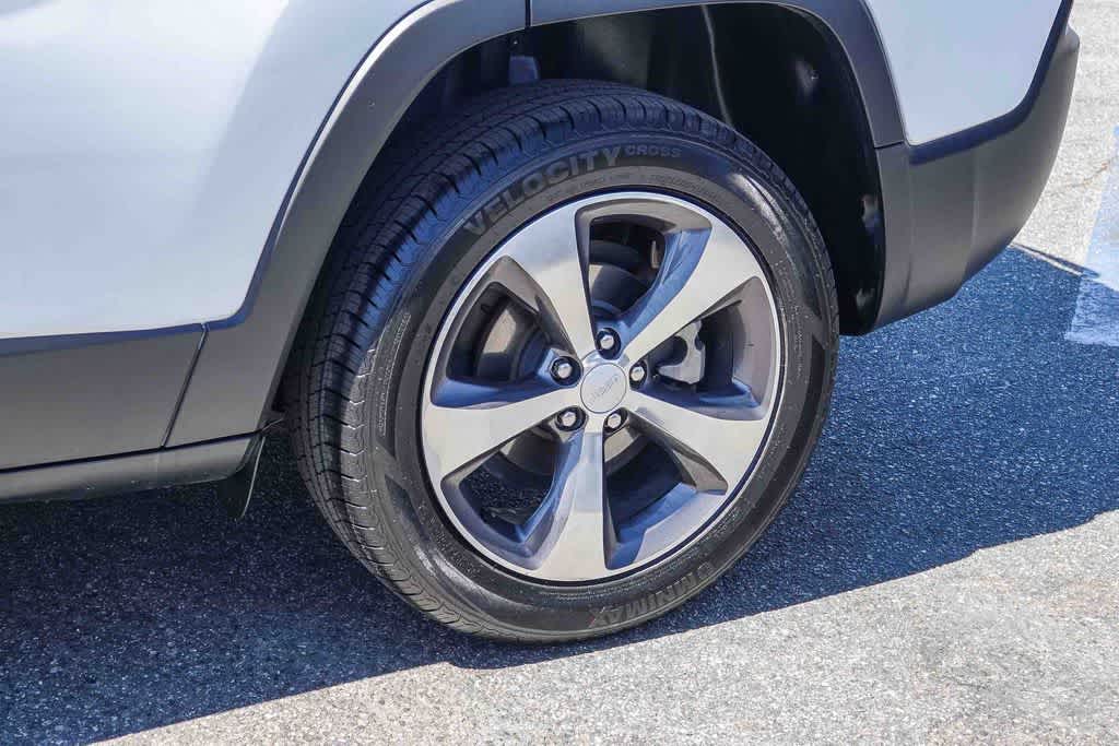 Thumbnail: 2019 Jeep Cherokee - 10