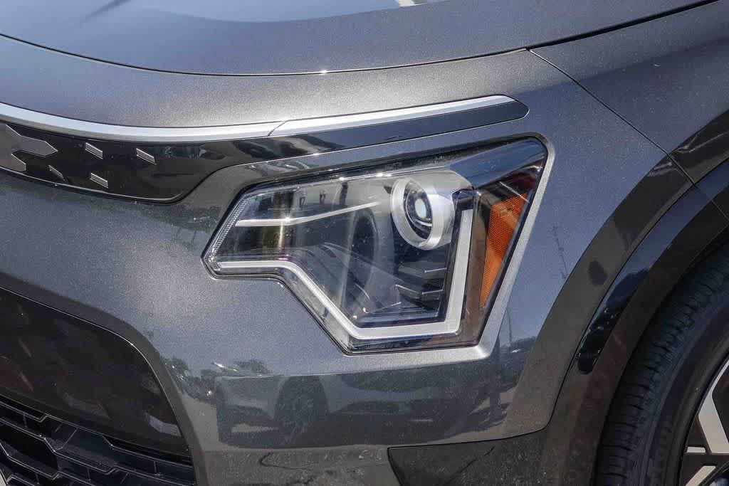 Thumbnail: 2023 Kia Niro - 8