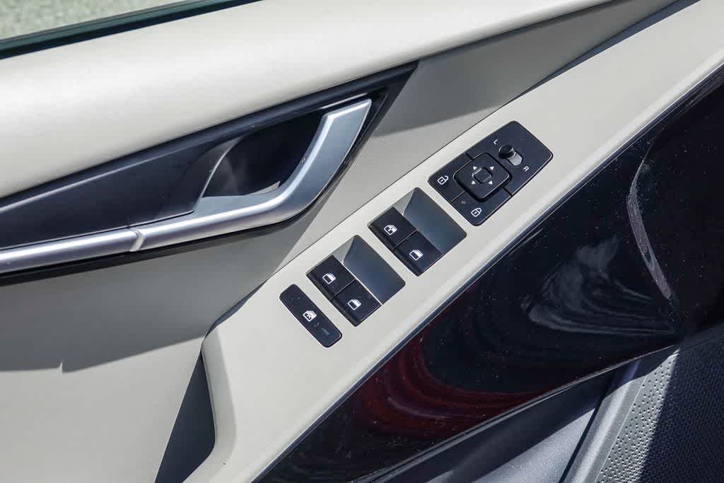 Thumbnail: 2023 Kia Niro - 19