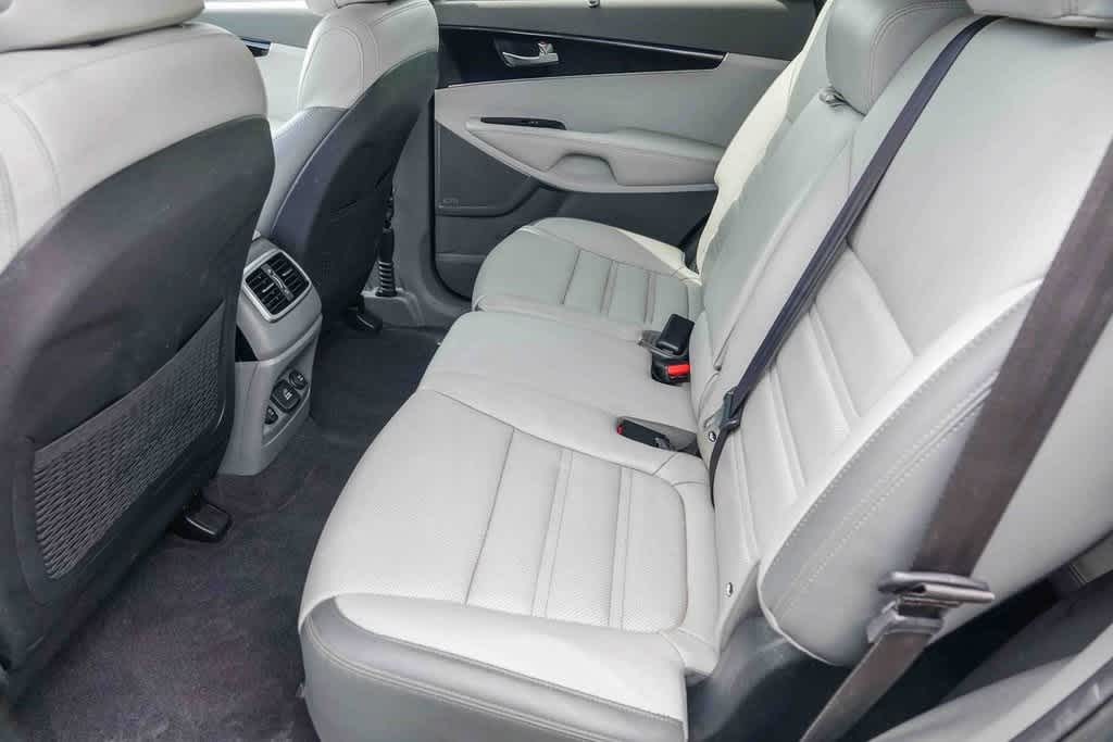 Thumbnail: 2017 Kia Sorento - 17