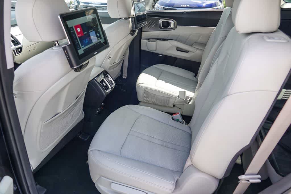 Thumbnail: 2023 Kia Sorento - 17