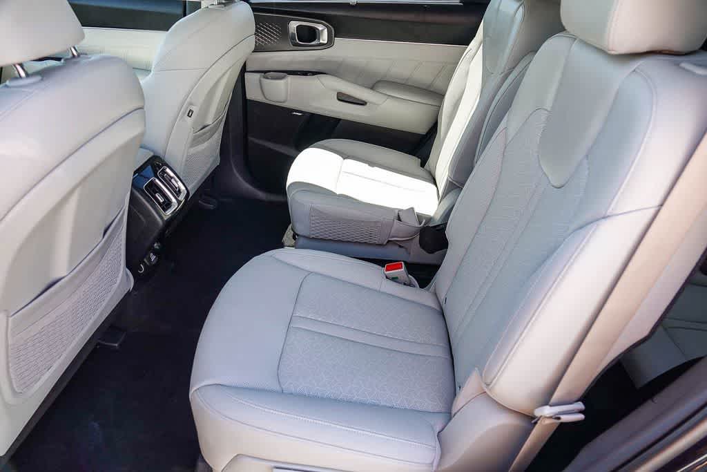 Thumbnail: 2023 Kia Sorento - 17