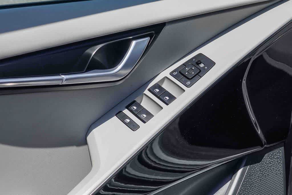 Thumbnail: 2023 Kia Niro - 20