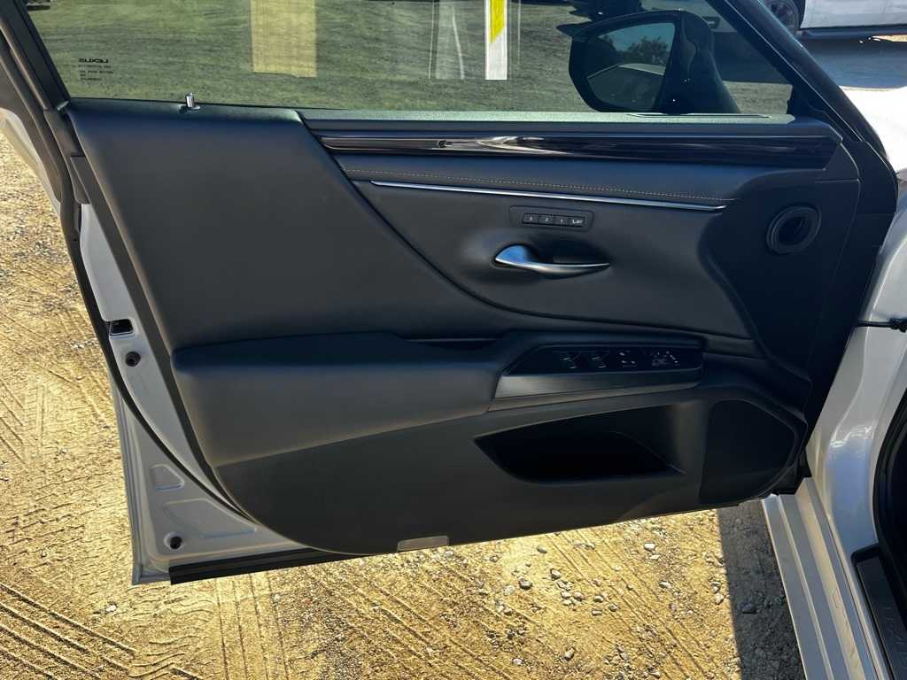 Thumbnail: 2021 Lexus ES - 13