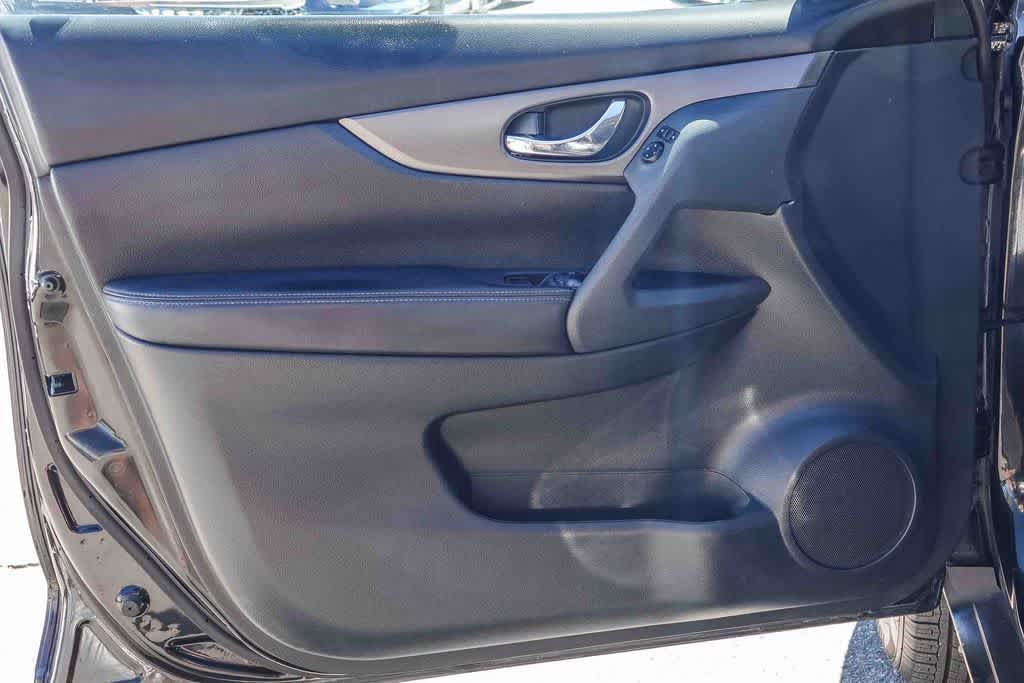 Thumbnail: 2016 Nissan Rogue - 14