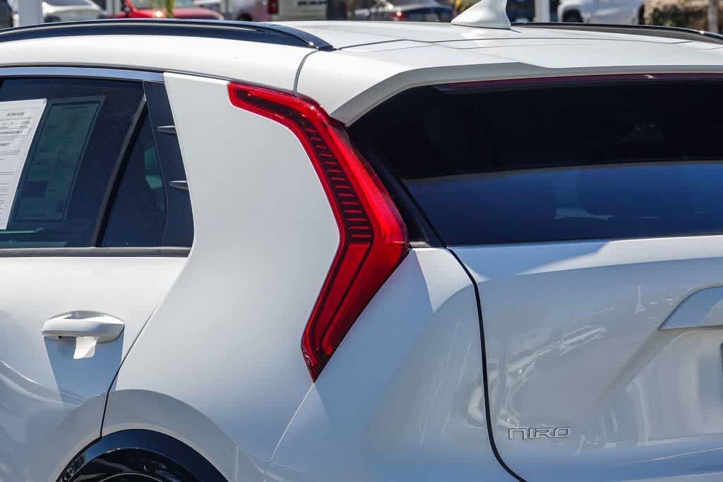Thumbnail: 2023 Kia Niro - 7