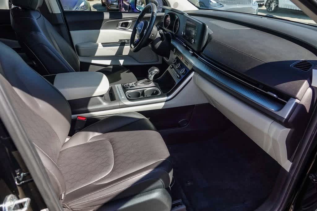 Thumbnail: 2022 Kia Carnival - 15