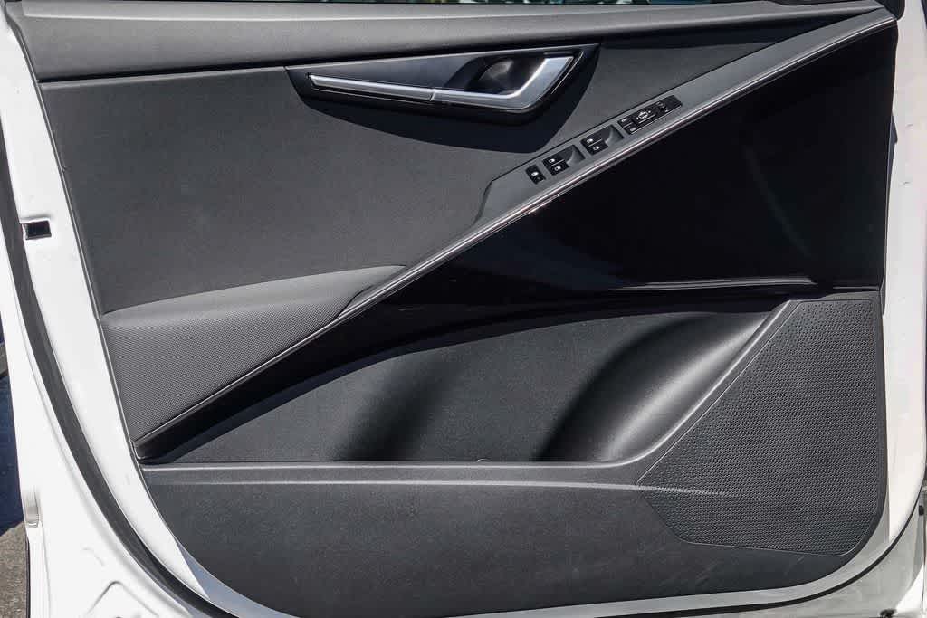 Thumbnail: 2023 Kia Niro - 19