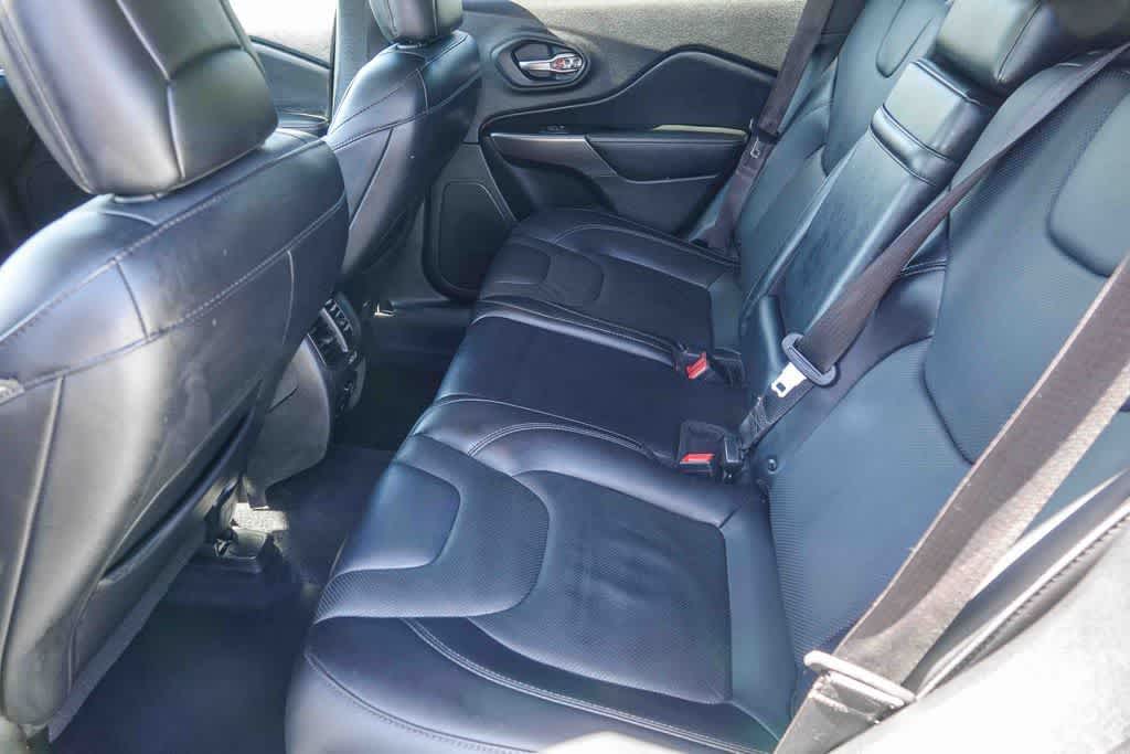 Thumbnail: 2019 Jeep Cherokee - 17