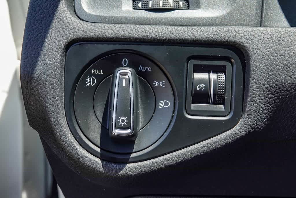 Thumbnail: 2019 Volkswagen Golf - 26